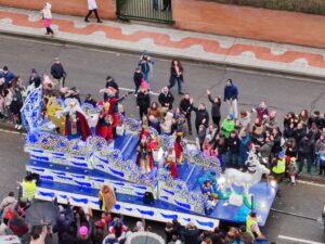 El precioso detalle de una niña de Alcorcón con el Rey Melchor en la Cabalgata