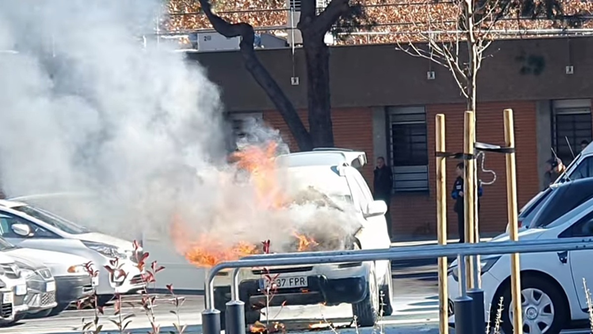 Se incendia un coche en el parking de Parque Lisboa de Alcorcón