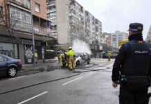 Un vehículo se incendia mientras circulaba por las calles de Alcorcón