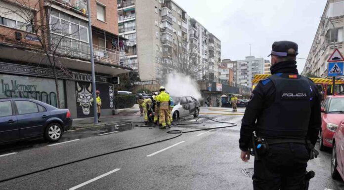 Un vehículo se incendia mientras circulaba por las calles de Alcorcón