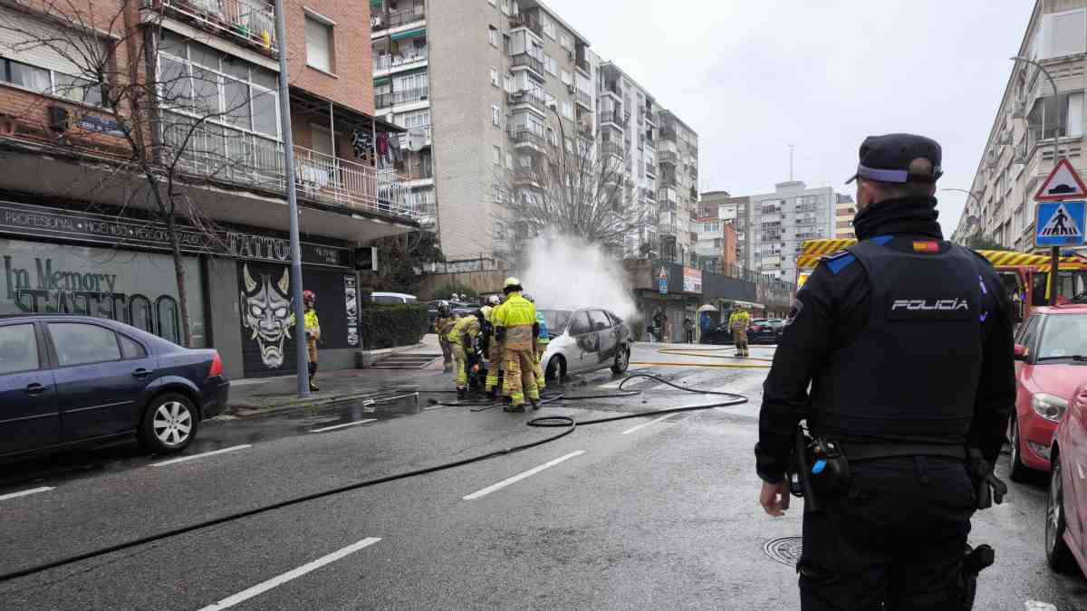 Un vehículo se incendia mientras circulaba por las calles de Alcorcón