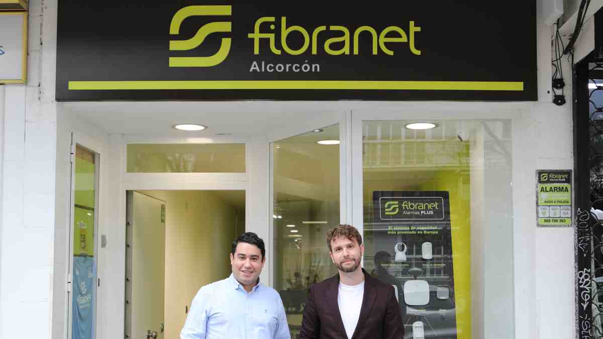 Jose Ángel Martínez, director de Seguridad y Fernando Pascual, director Financiero de Fibranet: «Gracias a los vecinos por confiar en nosotros. Es un honor que Fibranet sea la alarma de Alcorcón».