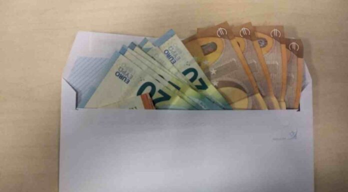 Un vecino de Alcorcón recibe 1.000€ que se encontró en la calle hace dos años