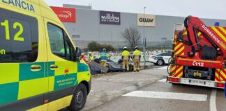 Un coche volcado obliga a intervenir a los cuerpos de seguridad de Alcorcón