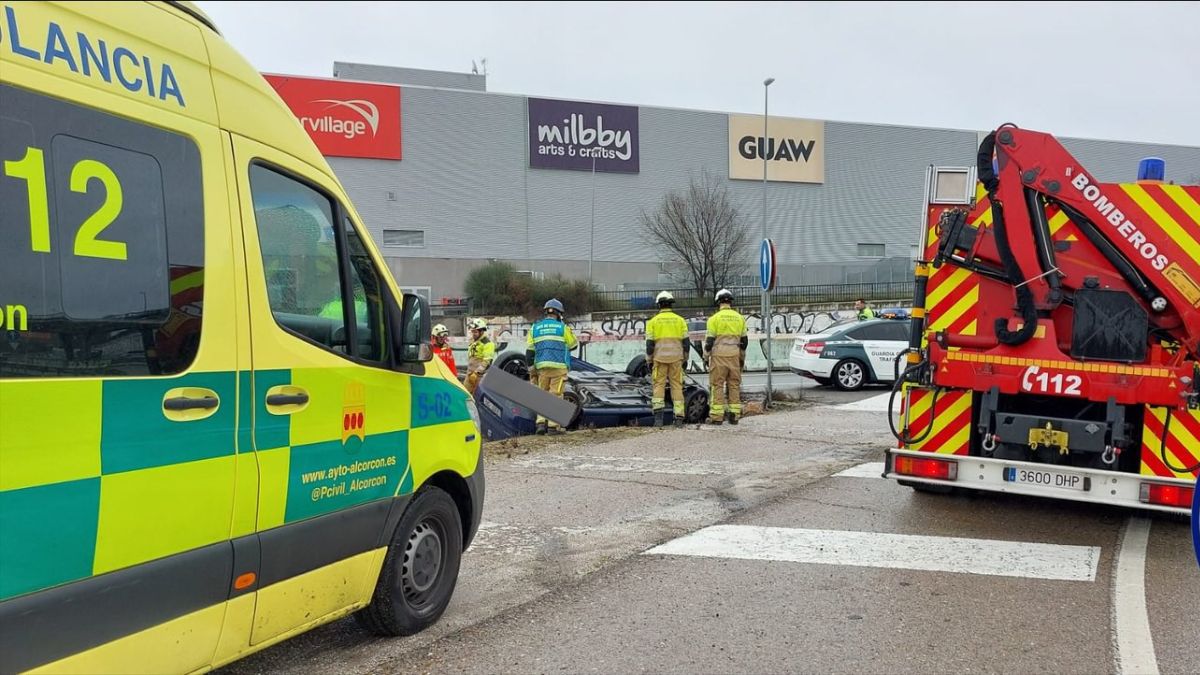 Un coche volcado obliga a intervenir a los cuerpos de seguridad de Alcorcón