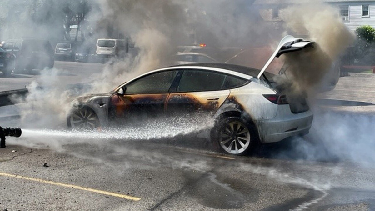 Bomberos alertan en Alcorcón del peligro de los vehículos eléctricos