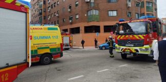 Desalojan un edificio en Alcorcón tras el incendio de un coche en un garaje