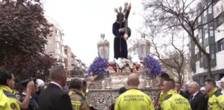 Levantada de Nuestro padre Jesús Nazareno por los bomberos de Alcorcón
