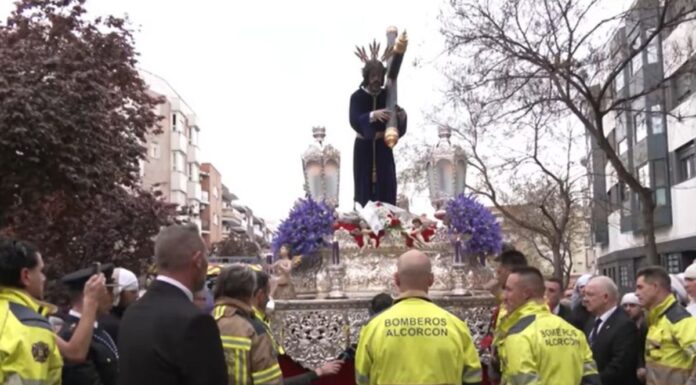 Levantada de Nuestro padre Jesús Nazareno por los bomberos de Alcorcón