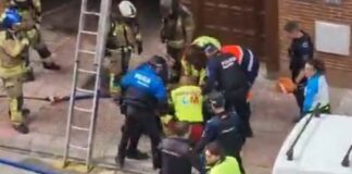 Fallecen dos bomberos en el incendio de un coche en un garaje de Alcorcón