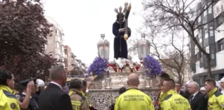 Precioso homenaje con la Levantada de Nuestro Padre Jesús Nazareno en honor a los bomberos fallecidos en Alcorcón