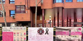 Pancartas en recuerdo de Sergio y Jesús, los bomberos fallecidos en Alcorcón