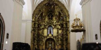Las procesión del Santísimo Cristo Yacente se adapta al mal tiempo y se celebra en el interior de la iglesia