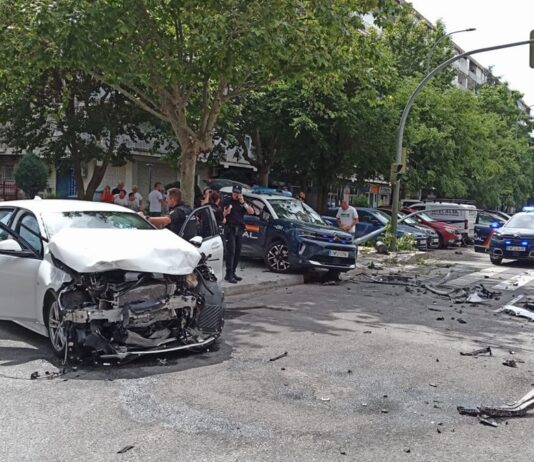 Impactante accidente entre un coche de Policía y un turismo en Alcorcón