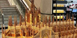 Diez jubilados de Alcorcón recrean la Catedral de Milán con palillos de madera