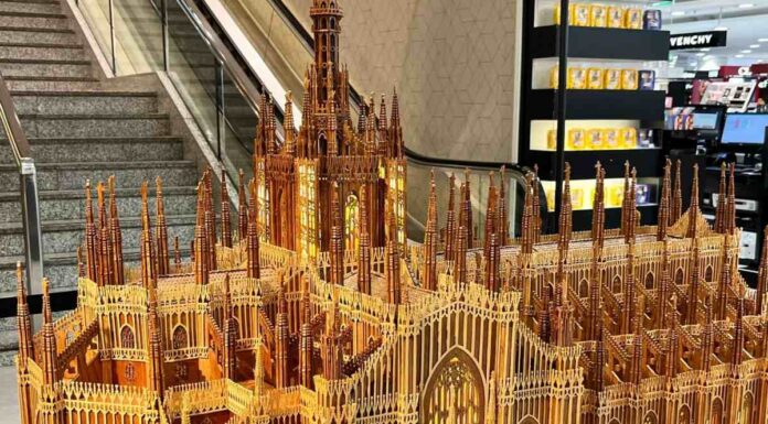 Diez jubilados de Alcorcón recrean la Catedral de Milán con palillos de madera