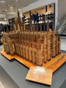 Diez jubilados de Alcorcón recrean la Catedral de Milán con palillos de madera