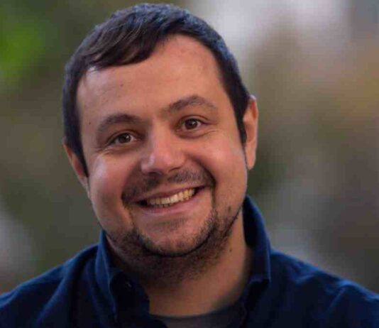 David Comas asume la estrategia comunicativa de Sumar tras el legado de Jesús Santos