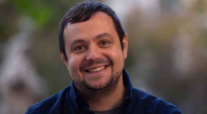 David Comas asume la estrategia comunicativa de Sumar tras el legado de Jesús Santos