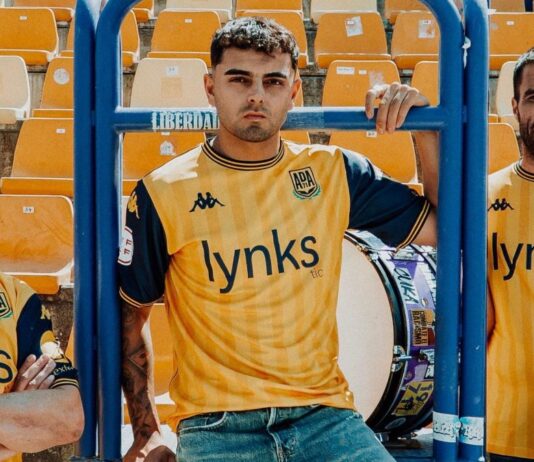 El Alcorcón presenta su nueva equipación y alucinan en redes sociales