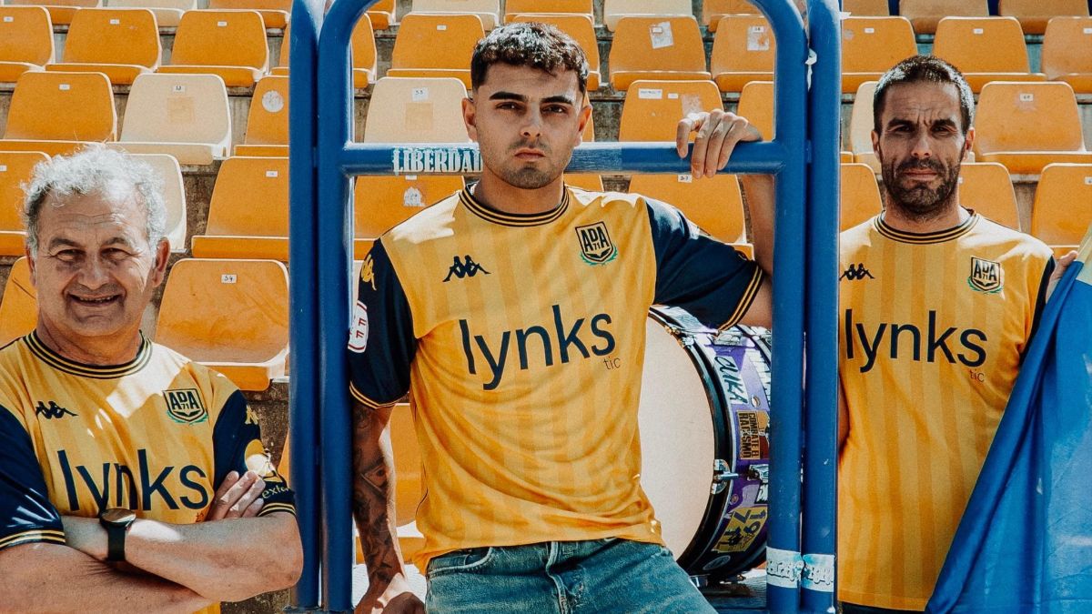 El Alcorcón presenta su nueva equipación y alucinan en redes sociales