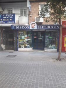 La Calle Mayor de Alcorcón se despide de la histórica tienda Discos Beethoven