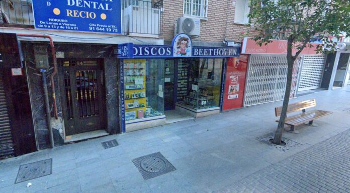 La Calle Mayor de Alcorcón se despide de la histórica tienda Discos Beethoven