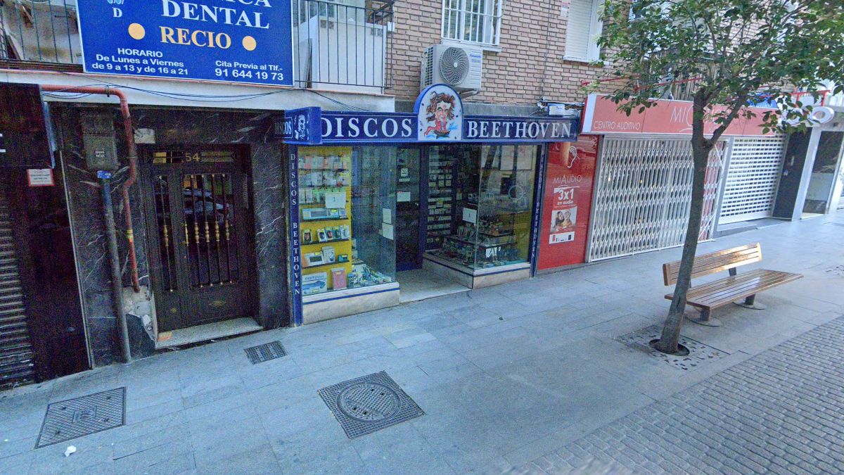 La Calle Mayor de Alcorcón se despide de la histórica tienda Discos Beethoven