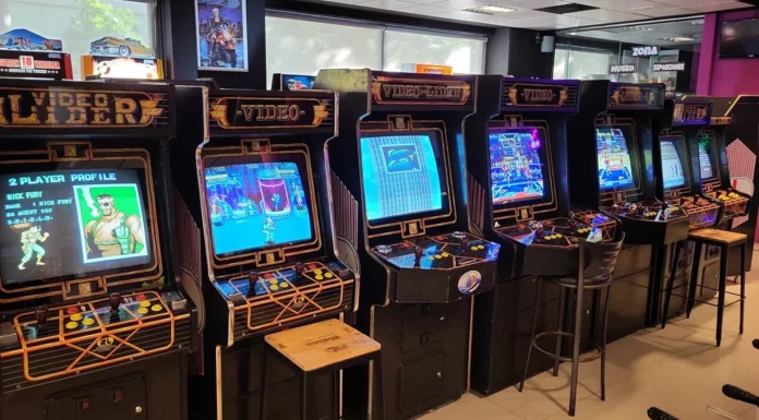 King Kong amenaza con destruir Alcorcón desde Factoría Retro