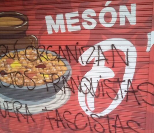 Aparecen pintadas antifascistas en el Mesón D'Juan de Alcorcón
