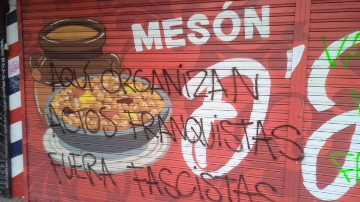 Aparecen pintadas antifascistas en el Mesón D'Juan de Alcorcón