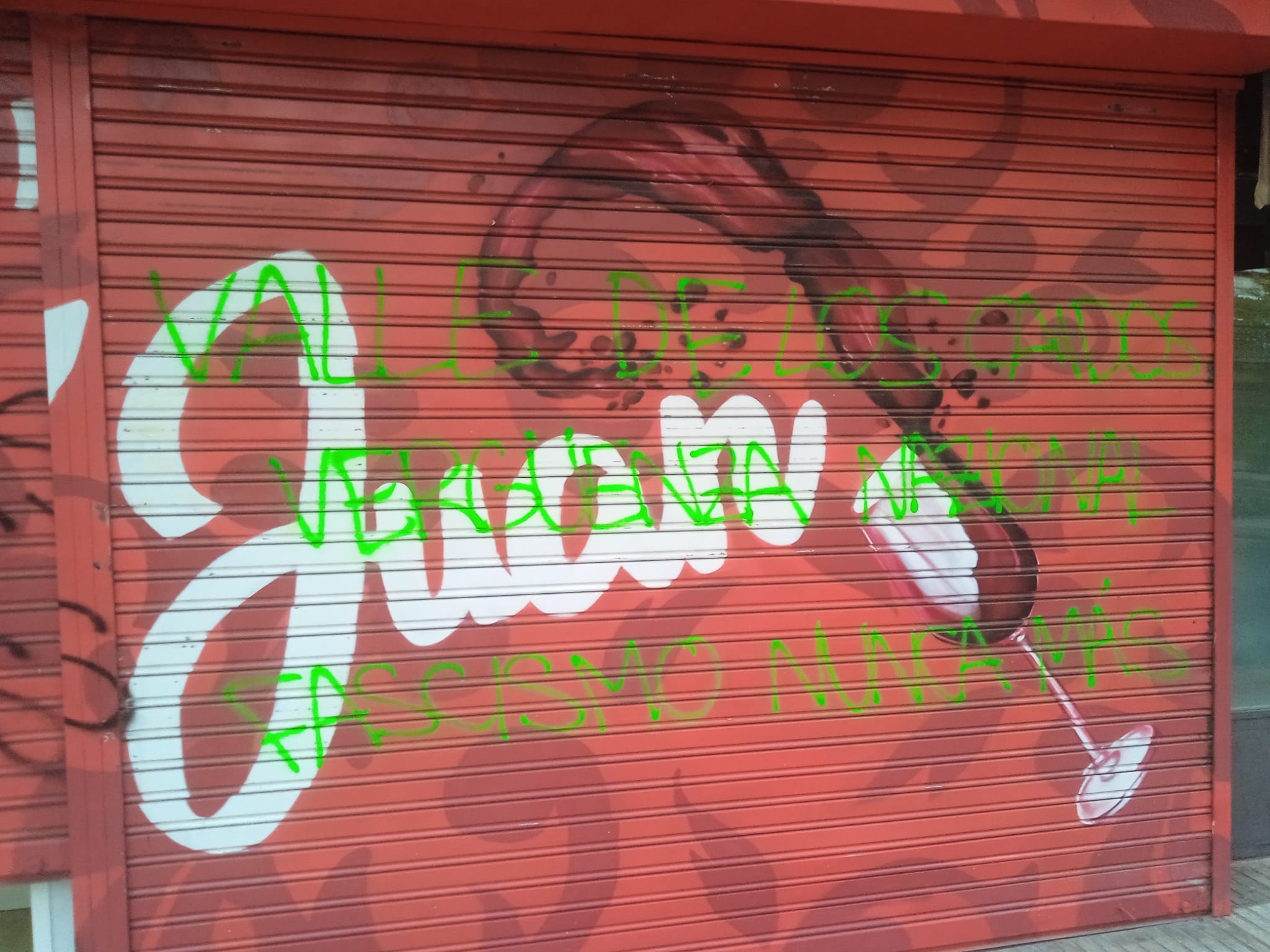 Aparecen pintadas antifascistas en el Mesón D'Juan de Alcorcón