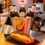 Promoción de cubos de cerveza y perritos en Wild Dogs y comienzo del programa del Orgullo en Alcorcón