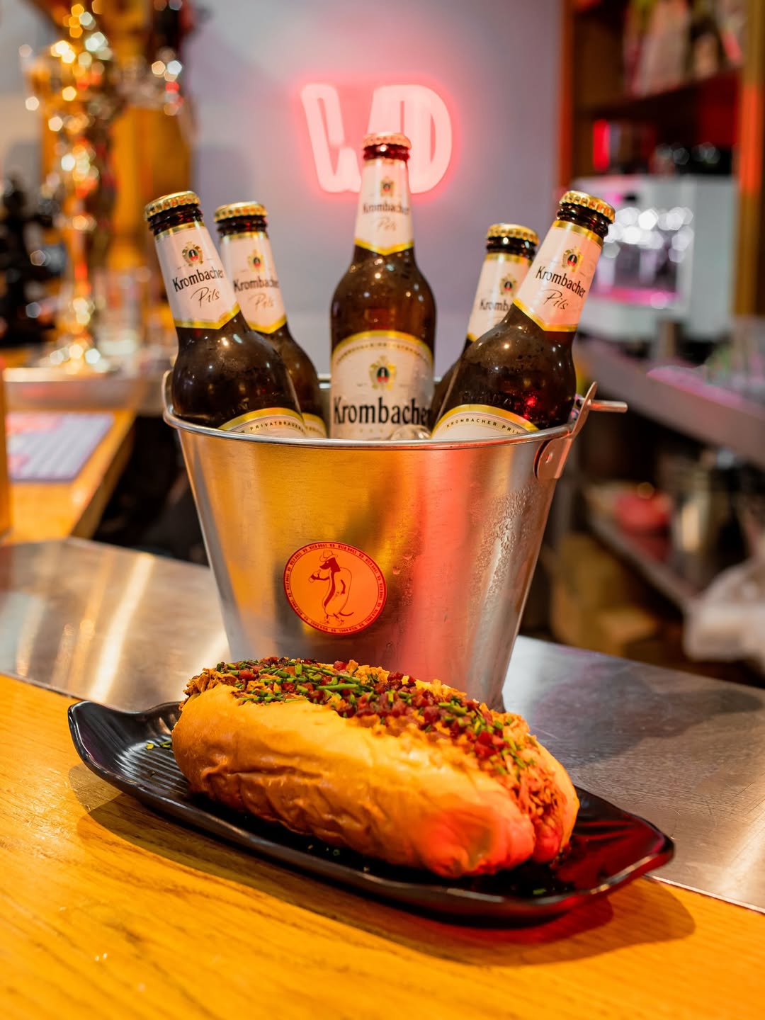 Promoción de cubos de cerveza y perritos en Wild Dogs y comienzo del programa del Orgullo en Alcorcón