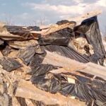 Expuestas planchas de amianto tras la caída del muro de una nave abandonada en Alcorcón