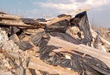 Expuestas planchas de amianto tras la caída del muro de una nave abandonada en Alcorcón