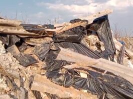 Expuestas planchas de amianto tras la caída del muro de una nave abandonada en Alcorcón