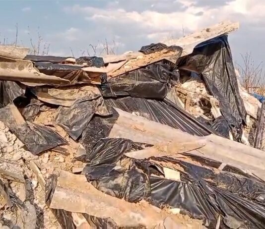 Expuestas planchas de amianto tras la caída del muro de una nave abandonada en Alcorcón
