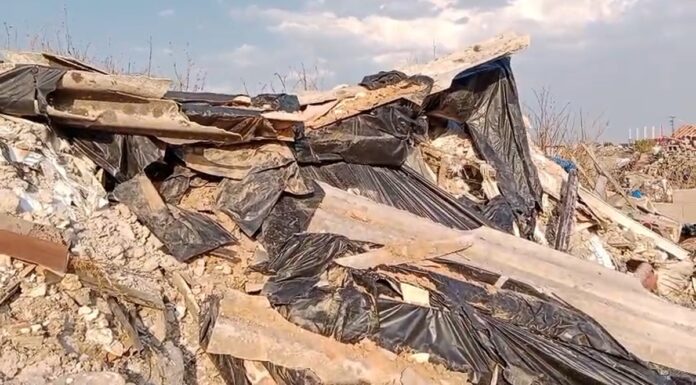 Expuestas planchas de amianto tras la caída del muro de una nave abandonada en Alcorcón