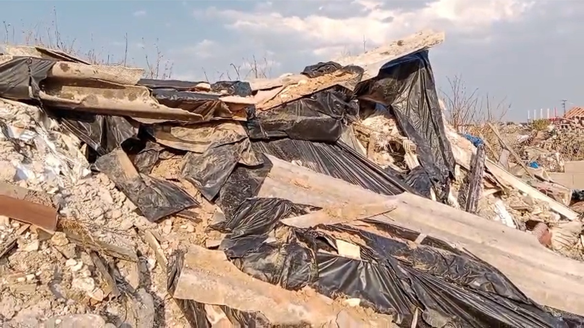 Expuestas planchas de amianto tras la caída del muro de una nave abandonada en Alcorcón