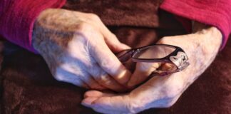 Alcorcón aprueba un nuevo convenio para combatir la soledad y fomentar el envejecimiento activo