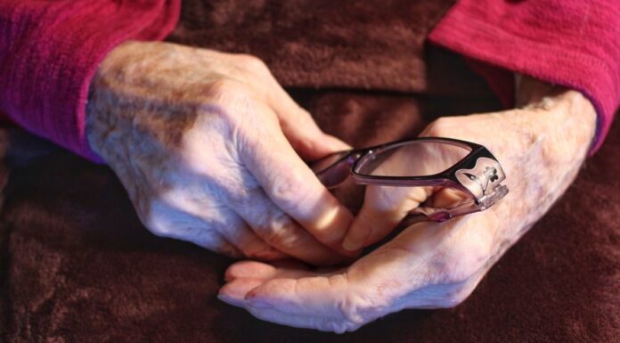 Alcorcón aprueba un nuevo convenio para combatir la soledad y fomentar el envejecimiento activo