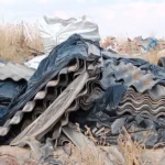 Expuestas planchas de amianto tras la caída del muro de una nave abandonada en Alcorcón