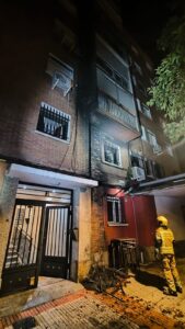 Incendio presuntamente intencionado en un bar afecta a un edificio en Alcorcón