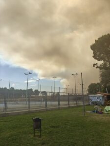 El cielo de Alcorcón se llena de ceniza por el incendio en Méntrida