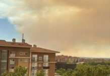 El cielo de Alcorcón se llena de ceniza por el incendio en Méntrida