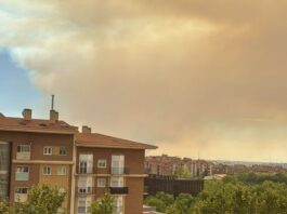 El cielo de Alcorcón se llena de ceniza por el incendio en Méntrida