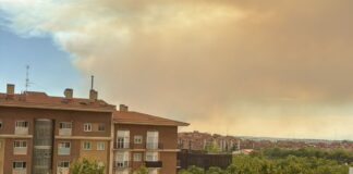El cielo de Alcorcón se llena de ceniza por el incendio en Méntrida