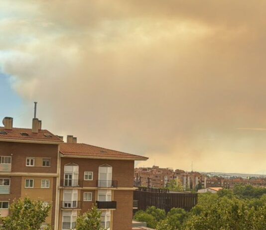 El cielo de Alcorcón se llena de ceniza por el incendio en Méntrida