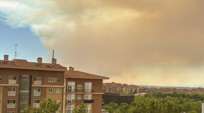 El cielo de Alcorcón se llena de ceniza por el incendio en Méntrida